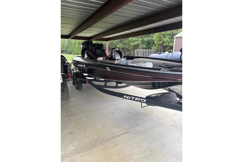 Slide: The Image of 2022 Nitrio Z20 PRO boat parked under a metal roof, side view. - 4