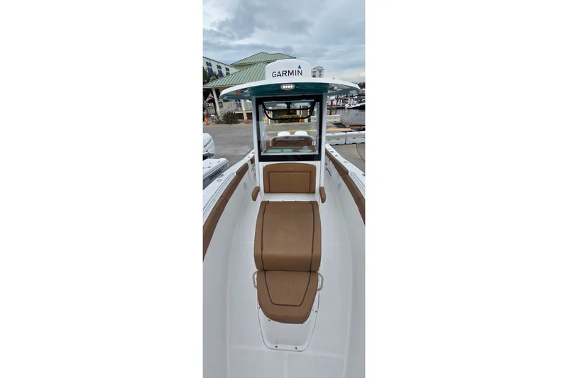 Slide: The Image of Ein 2021 Sea Hunt Gamefish 27CB mit braunen Polstern und Garmin-Ausrüstung, im Hafen angedockt. - 29