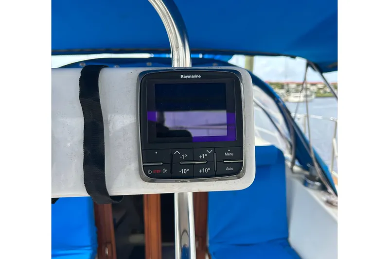 Slide: The Image of Raymarine Auto Helm. - 47