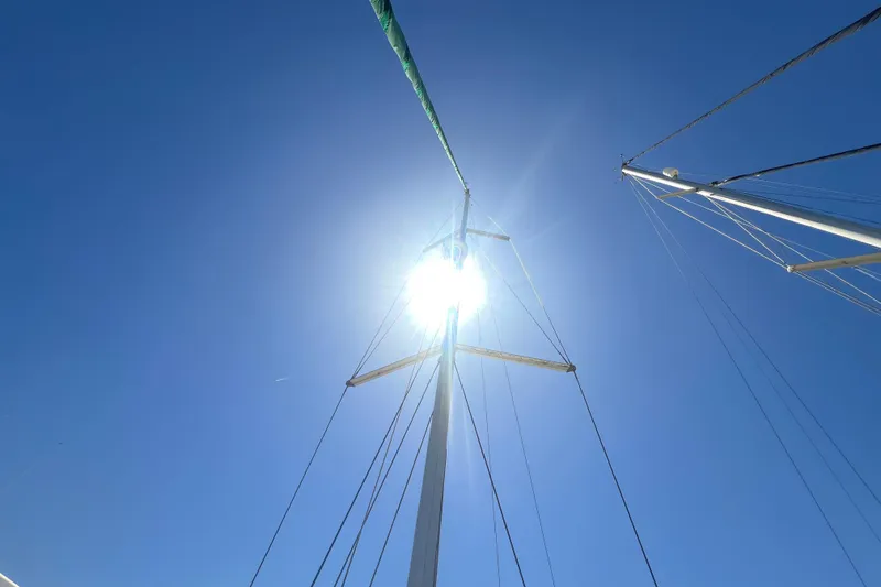 Slide: The Image of Mast of 2001 Beneteau Oceanis 473 sailboat against clear blue sky. - 24