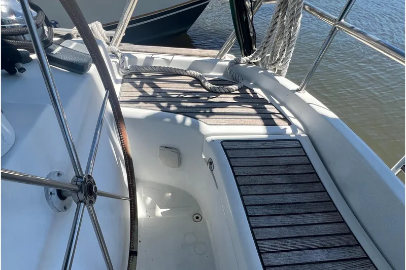 Slide: The Image of Cockpit of 2001 Beneteau Oceanis 473 sailboat with steering wheel and seating area. - 42
