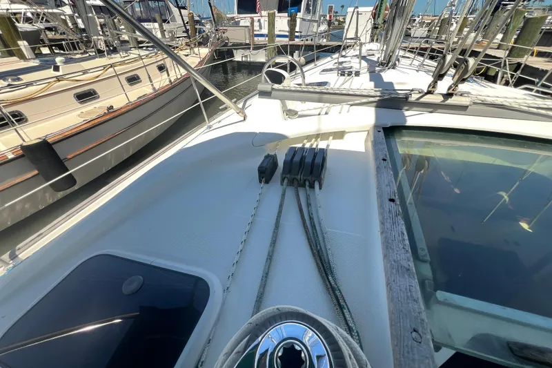 Slide: The Image of Deck view of a 2001 Beneteau Oceanis 473 sailboat docked at a marina. - 36