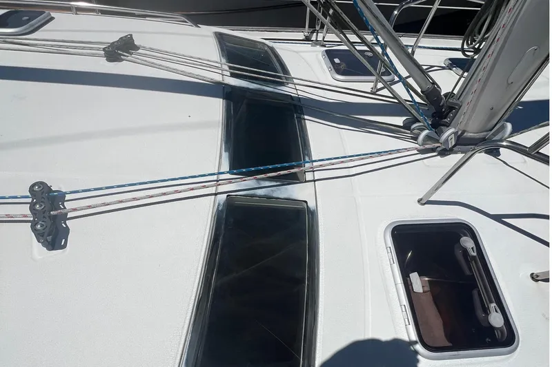 Slide: The Image of Deck view of a 2001 Beneteau Oceanis 473 sailboat with rigging and hatches. - 16