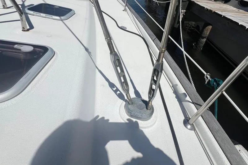 Slide: The Image of Deck view of a 2001 Beneteau Oceanis 473 sailboat at a marina. - 15