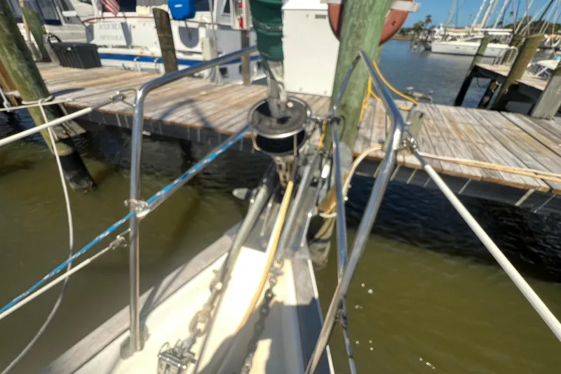 Slide: The Image of Bow of a 2001 Beneteau Oceanis 473 sailboat docked at a marina. - 20