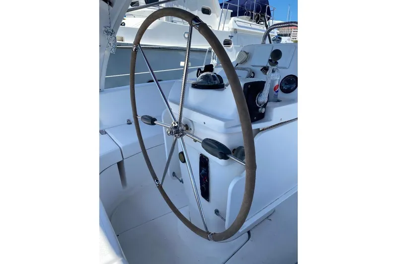 Slide: The Image of Timone di uno yacht Hunter 380 del 1999. - 35