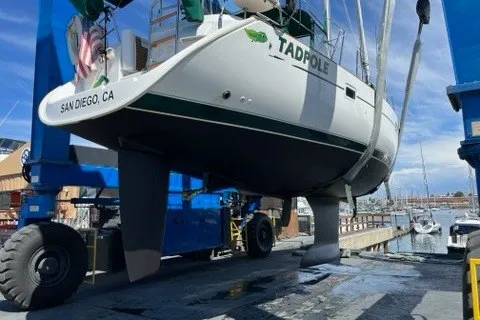 Slide: The Image of Beneteau Oceanis 423 sailboat from 2005, named "Tadpole," in a San Diego marina lift. - 73