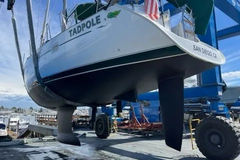 Slide: The Image of Beneteau Oceanis 423 sailboat from 2005 in dry dock, San Diego, CA. - 77