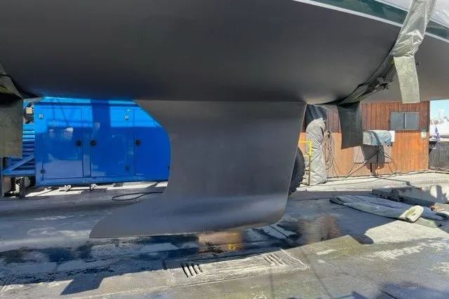 Slide: The Image of 2005 Beneteau Oceanis 423 sailboat keel in dry dock, showcasing sleek design and craftsmanship. - 76