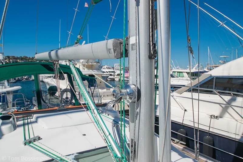 Slide: The Image of 2005 Beneteau Oceanis 423 sailboat mast and rigging in a marina. - 56