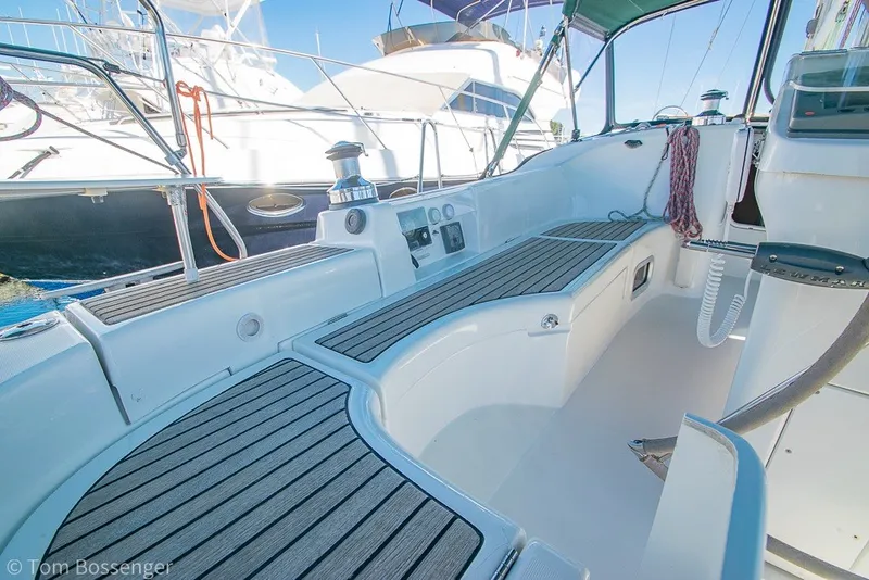 Slide: The Image of 2005 Beneteau Oceanis 423 yacht cockpit with teak flooring and nautical equipment. - 37