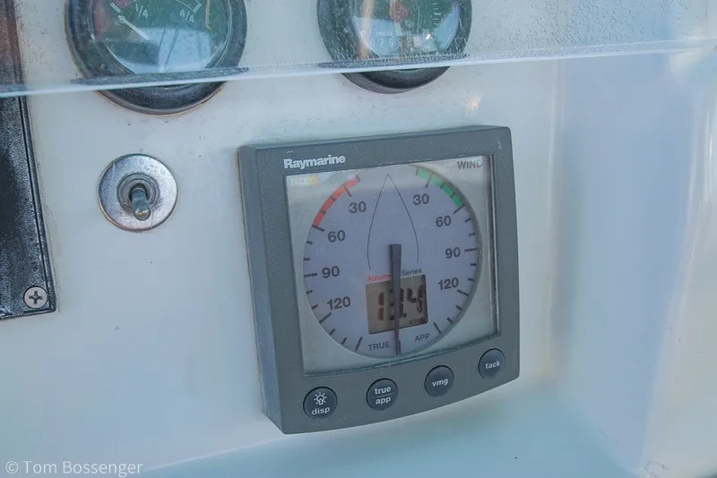 Slide: The Image of Raymarine wind instrument on 2005 Beneteau Oceanis 423 yacht dashboard. - 50