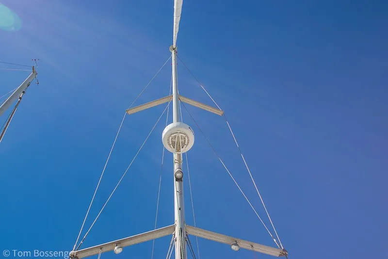 Slide: The Image of Mast of 2005 Beneteau Oceanis 423 sailboat against clear blue sky. - 67