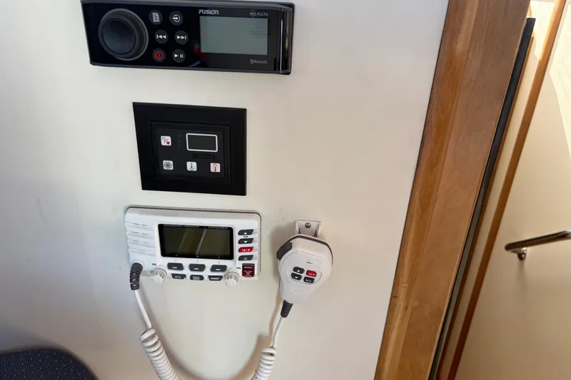 Slide: The Image of Control panel and radio equipment on a 2000 Albin 35 Tournament Express boat. - 37