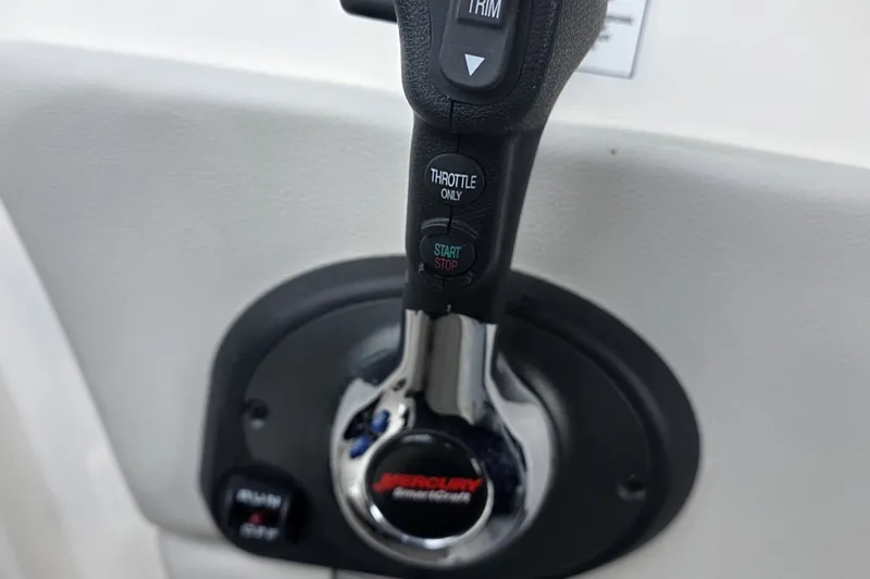 Slide: The Image of Throttle control of 2020 Sea Ray SDX 290 boat with Mercury SmartCraft system. - 20