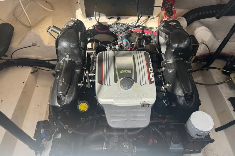Slide: The Image of Engine of a 2014 Sea Ray SLX 250 boat, featuring a MerCruiser 350 MAG. - 18
