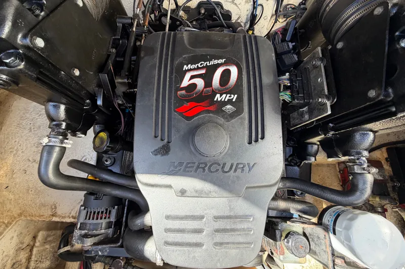 Slide: The Image of MerCruiser 5.0 MPI engine in a 2007 Sea Ray 240 Sundancer boat. - 83