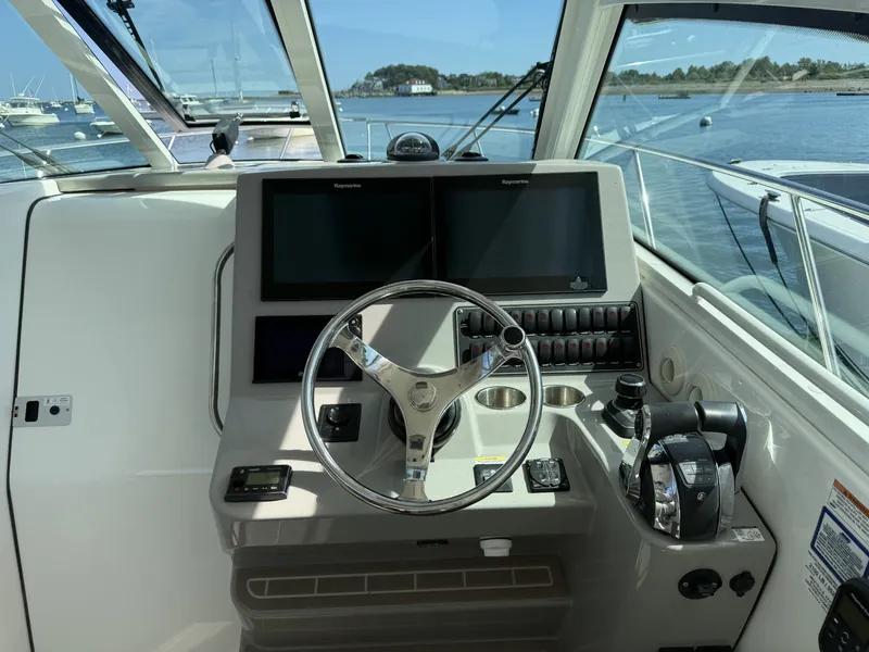 Slide: The Image of Boston Whaler 345 CONQUEST 2017 - 9