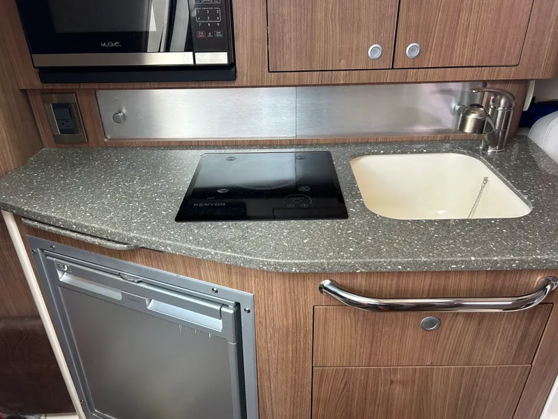 Slide: The Image of Boston Whaler 315 Conquest 2018 - 26