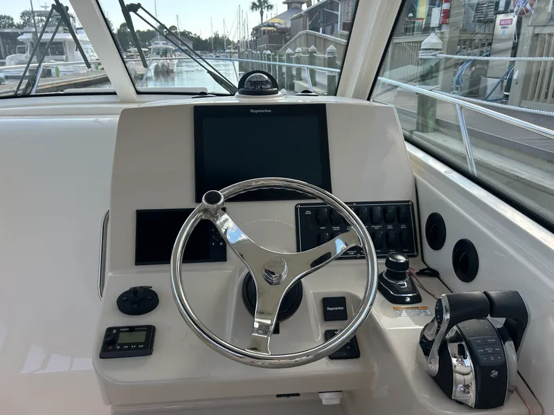 Slide: The Image of Boston Whaler 315 Conquest 2018 - 39