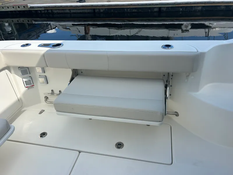 Slide: The Image of Boston Whaler 315 Conquest 2018 - 11