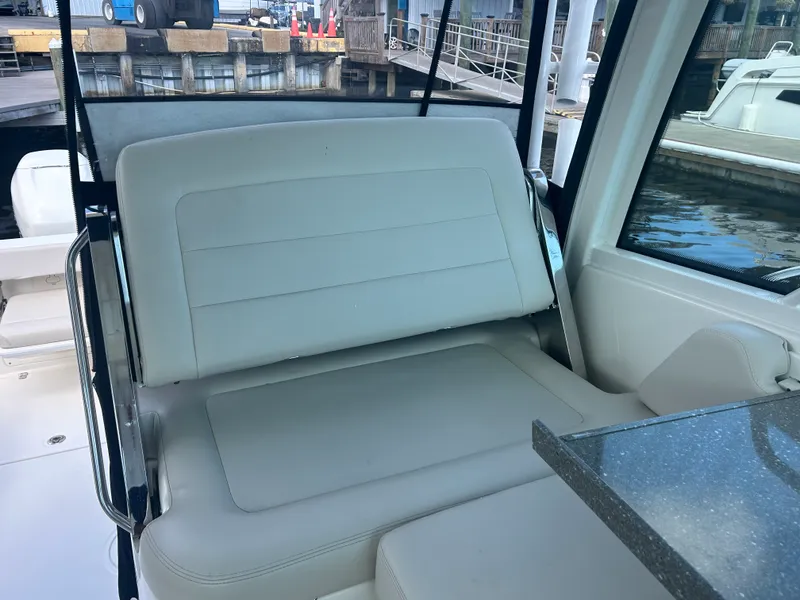 Slide: The Image of Boston Whaler 315 Conquest 2018 - 16