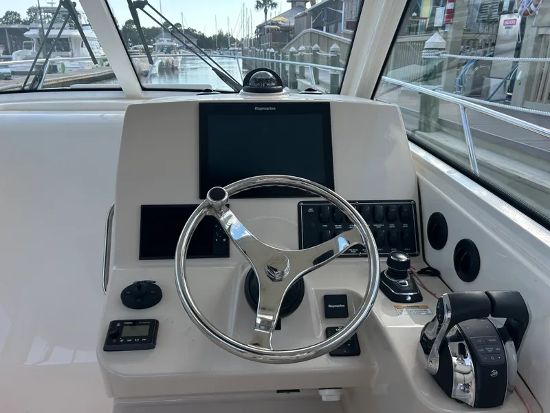 Slide: The Image of Boston Whaler 315 Conquest 2018 - 38