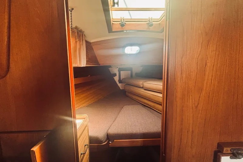 Slide: The Image of Vberth with stowed cockpit cushions  - 18