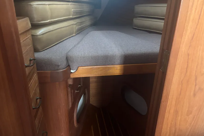 Slide: The Image of Vberth with stowed cockpit cushions - 19