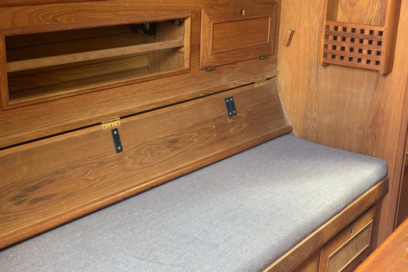Slide: The Image of Port settee lift-up panel for wider berth - 16