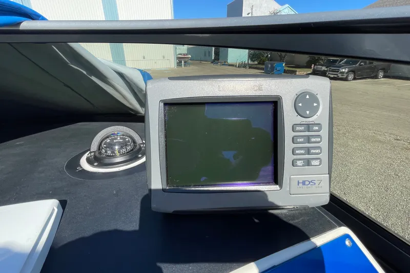 Slide: The Image of Boat dashboard with HDS7 display and compass, Fountain 35 Lightning, 2002 model. - 25