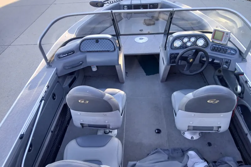 Slide: The Image of 2005 G3 Angler V175 FS boat interior with steering console and seating. - 10
