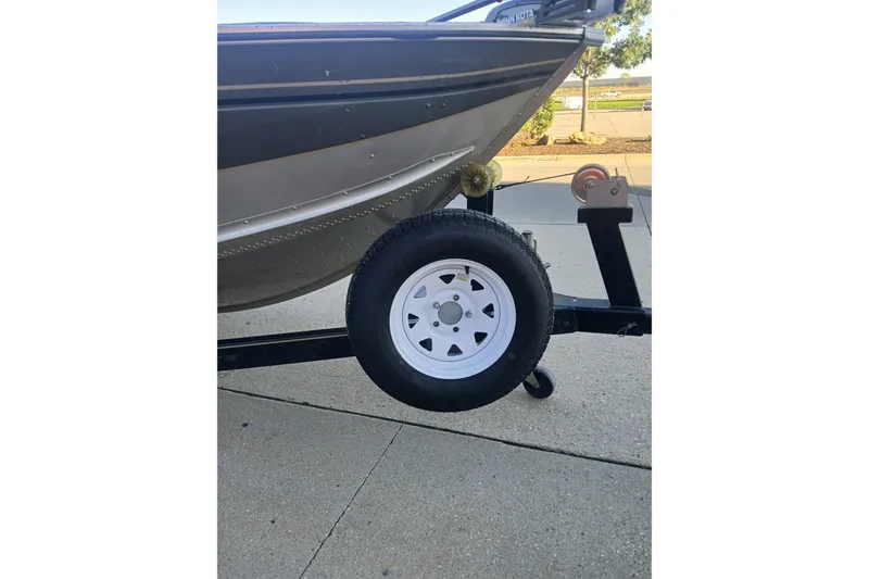 Slide: The Image of 2005 G3 Angler V175 FS boat on trailer, featuring a white wheel. - 7