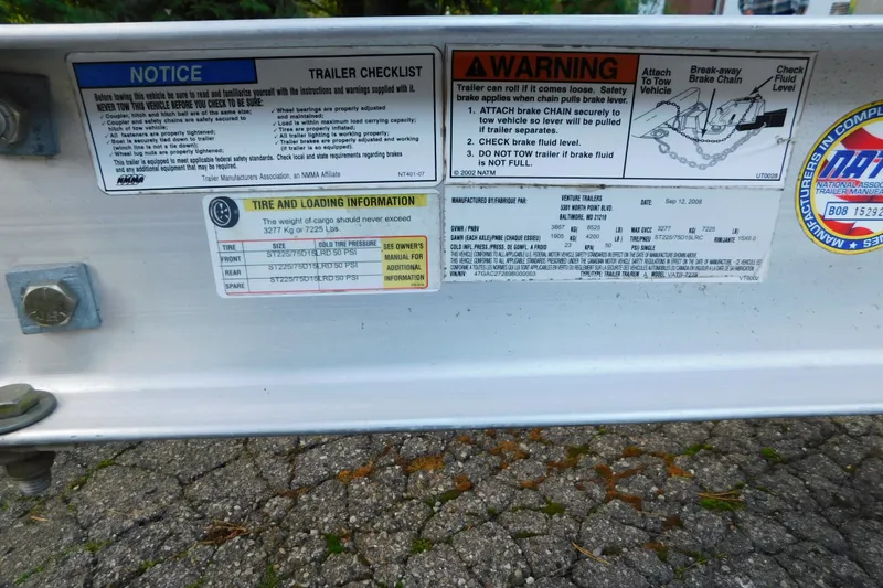 Slide: The Image of Trailer safety and loading information labels on a Sea Ray 250 Sundancer, 1996 model. - 18