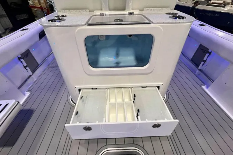 Slide: The Image of Tidewater 3100 Carolina Bay 2027 avec rangement et espace de travail. - 12