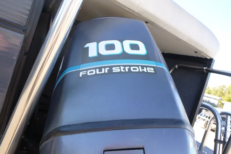 Slide: The Image of Outboard motor labeled "100 Four Stroke" on a 2000 Bennington 2575 boat. - 14