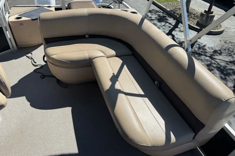 Slide: The Image of 2019 Sun Tracker Bass Buggy 18 DLX pontoon boat with beige seating. - 16