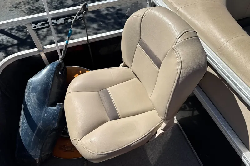 Slide: The Image of Beige seat on 2019 Sun Tracker Bass Buggy 18 DLX pontoon boat. - 23