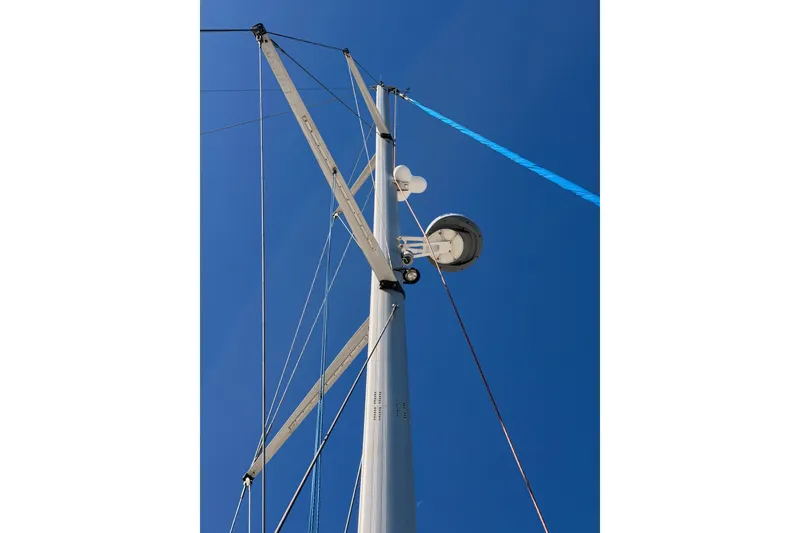 Slide: The Image of Mast of 2002 Hunter 460 sailboat against clear blue sky. - 18