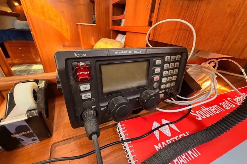 Slide: The Image of ICOM marine radio on a Hunter 460 yacht, model year 2002, with distress button. - 61