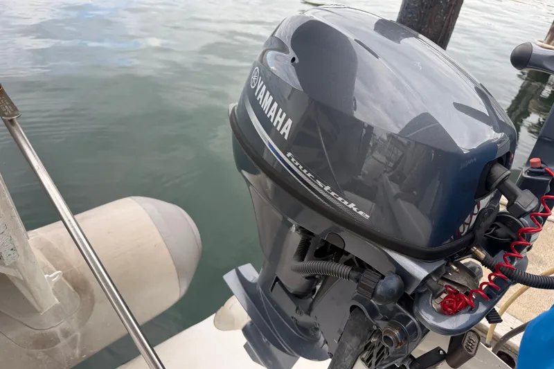 Slide: The Image of Yamaha four-stroke outboard motor on a 2000 Bayliner 3988 Command Bridge Motoryacht. - 48