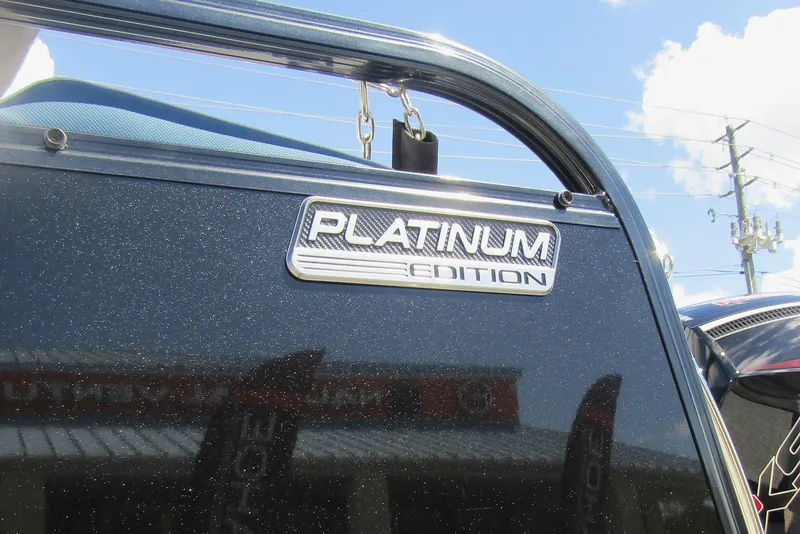 Slide: The Image of Primer plano de un casco de barco brillante con la insignia "Platinum Edition" bajo un cielo azul. - 9