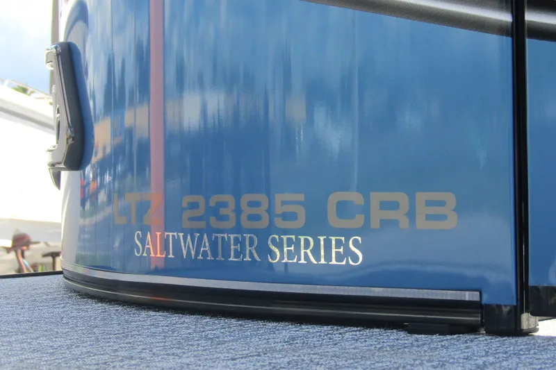 Slide: The Image of Gros plan sur la coque bleue d'un bateau avec l'inscription "LTZ 2385 CRB Saltwater Series". - 10