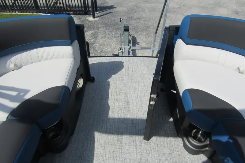 Slide: The Image of L'image montre l'intérieur d'un Tahoe Pontoon LTZ Cruise Rear Bench 23 de 2026 avec deux banquettes rembourrées. - 11