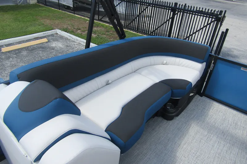 Slide: The Image of De afbeelding toont een luxe zitgedeelte op een pontonboot met blauwe en witte bekleding. - 13