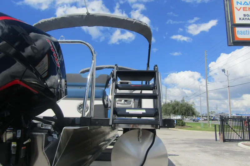 Slide: The Image of Un Tahoe Pontoon LTZ Cruise Rear Bench 23 de 2026 con un motor fuera de borda y una escalera. - 4