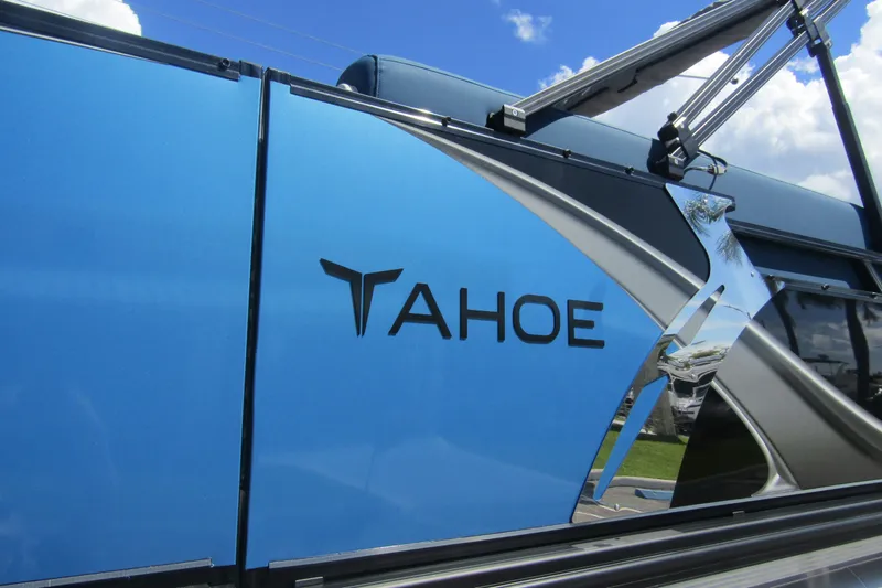 Slide: The Image of Close-up van een blauwe 2026 Tahoe Pontoon LTZ Cruise Rear Bench 23 met glanzende details. - 8
