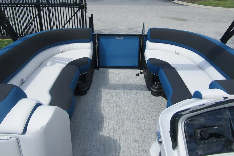 Slide: The Image of Das Bild zeigt das Innere eines 2026er Tahoe Pontoon LTZ Cruise Rear Bench 23 mit blauen und weißen Sitzen. - 12