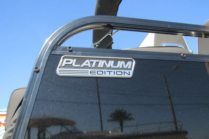 Slide: The Image of Close-up van een bootonderdeel met een "Platinum Edition" badge. De lucht is helder en blauw. - 8