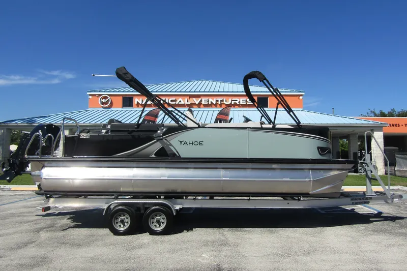 Slide: The Image of Een moderne Tahoe pontonboot op een trailer voor een gebouw met een blauw dak. - 4
